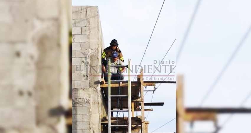 Trabajadores de la construcción quedan heridos al recibir descarga eléctrica