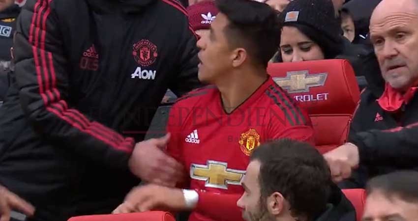 Por error, Alexis Sánchez ‘usurpó’ el banquillo del DT del United