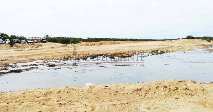 Derrama Planta de Tratamiento del Oomsapas cientos de litros de aguas negras a cauce de arroyo de CSL
