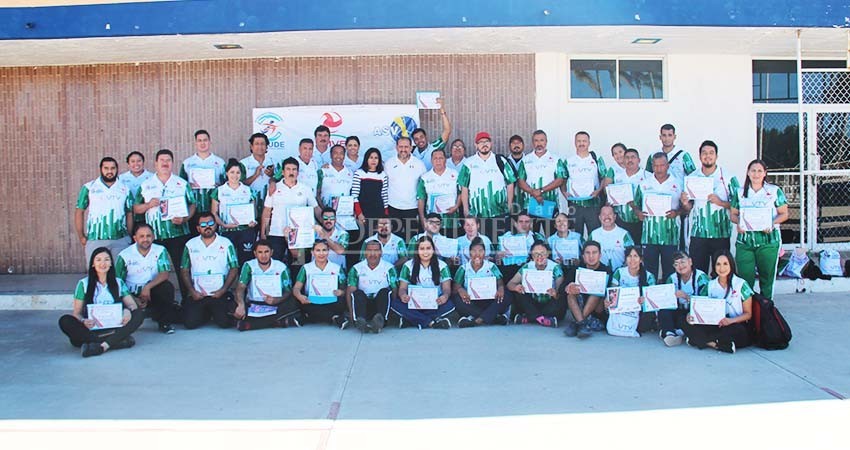 Acreditan entrenadores nivel II de voleibol