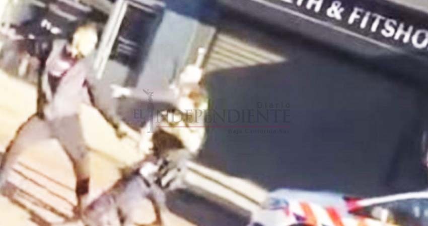 Hombre se enfrenta a tres policías y los manda al hospital