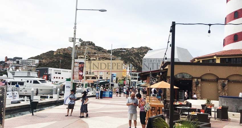 Denuncian locatarios de la marina de CSL derrame de agua sucia en espejo de agua