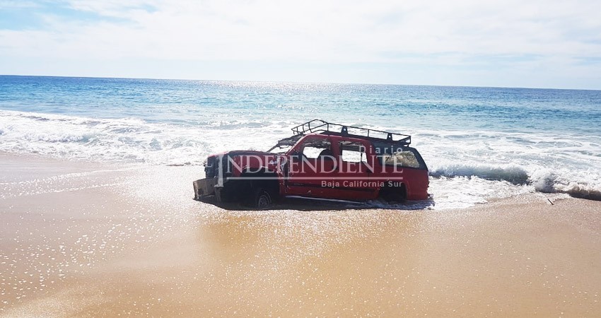 Aparece “camioneta fantasma” en playa de Cabo San Lucas