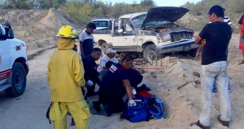 Tres heridos en aparatosa volcadura en camino rural a La Candelaria