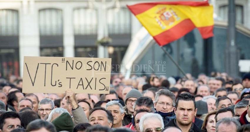 Taxistas pierden batalla contra servicios privados; terminan huelga