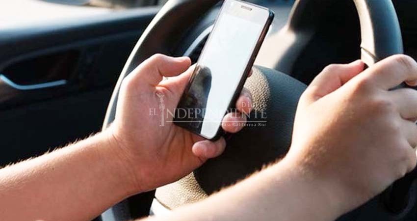 Presentarán iniciativa ante cabildo para sancionar el uso del celular al manejar