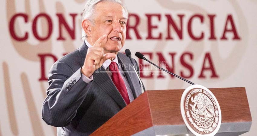 Haya gritos o sombrerazos, democracia se impondrá': López Obrador