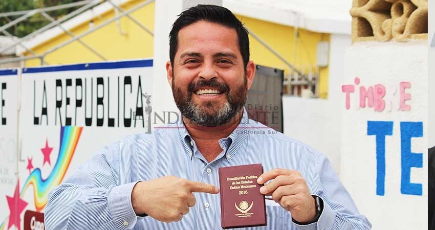 Regalaremos una Constitución Política a Rubén Muñoz por "olvidar" sus facultades: PAN