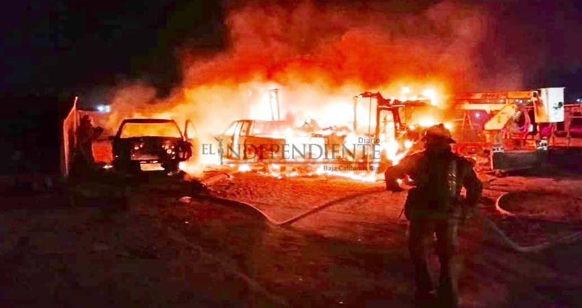 Incendio consume vehículos en predio de Servicios Públicos de CSL