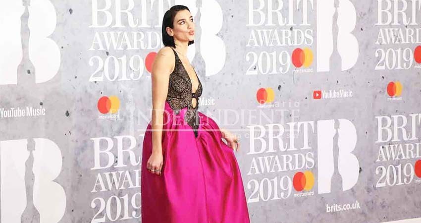 Dua Lipa y P!nk desfilan por alfombra roja de los Brit Awards