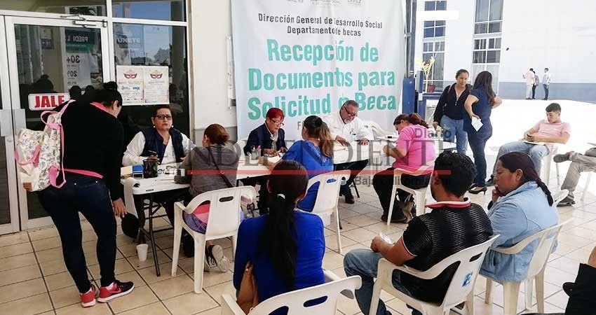Siguen recibiendo solicitudes para beca en la dirección de Desarrollo Social de La Paz