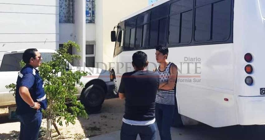 Se estrella camión de pasajeros contra edificio en CSL