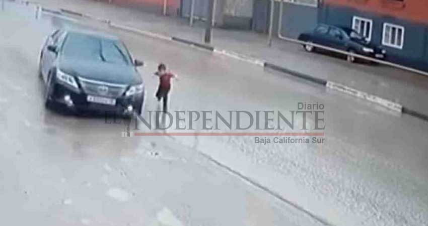 Niño se salva milagrosamente de ser atropellado en Rusia