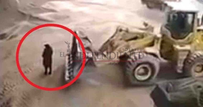 Mujer es atrapada por excavadora y colocada en trituradora