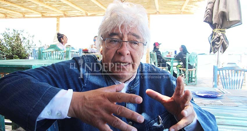 Ballenas inspiran a “Sebastián” para escultura monumental en La Paz