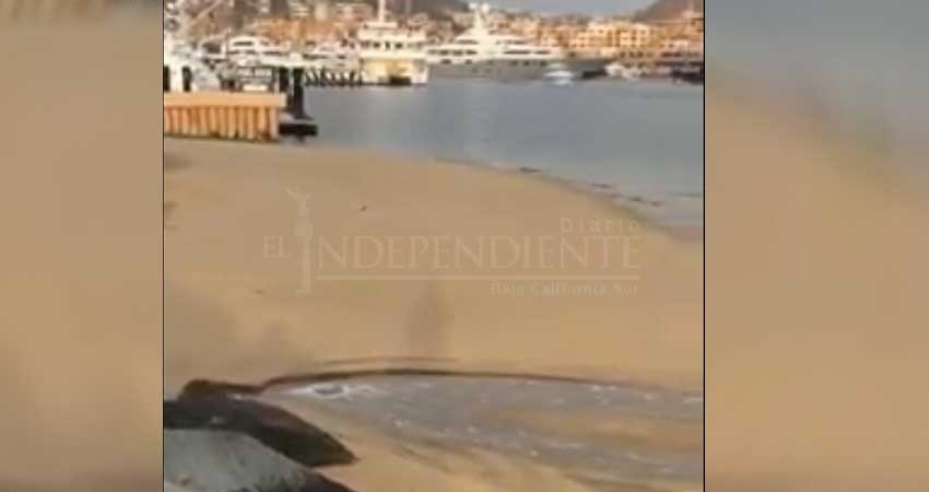 Marea baja descubre desagüe de agua a la playa de marina en CSL