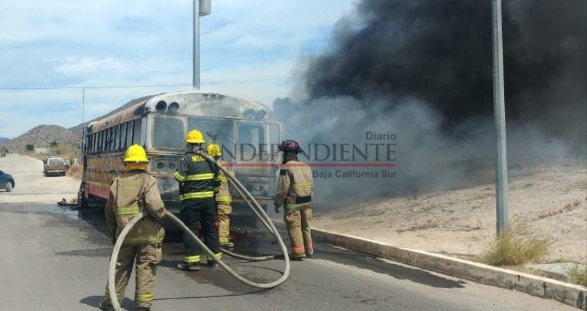 Se incendió un camión del transporte público mientras daba servicio
