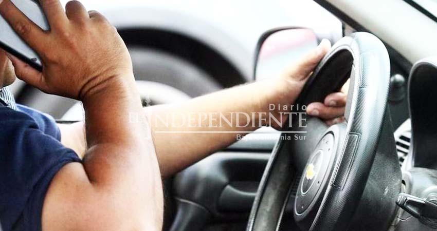 Sin fecha exacta para aplicación de multas a quienes usen el celular al conducir