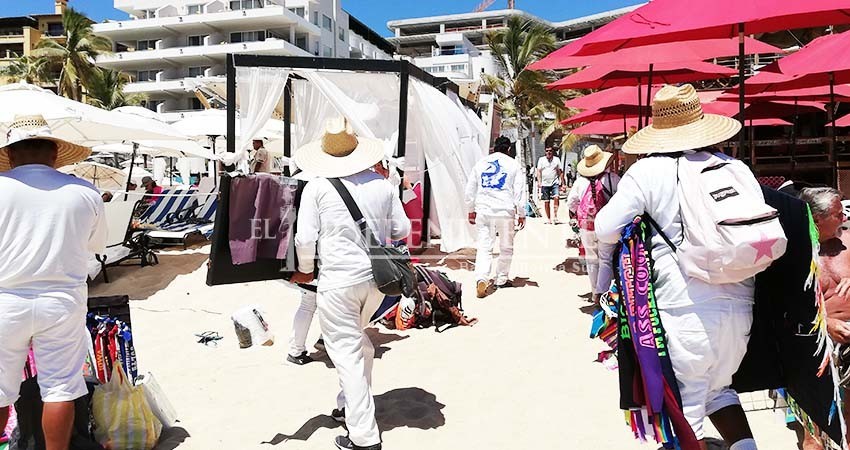 Preocupa a Colonos de El Médano desorden en comercio ambulante en playas de CSL