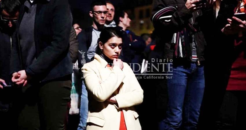 Parisinos se unen en oración durante vigilia por Notre Dame