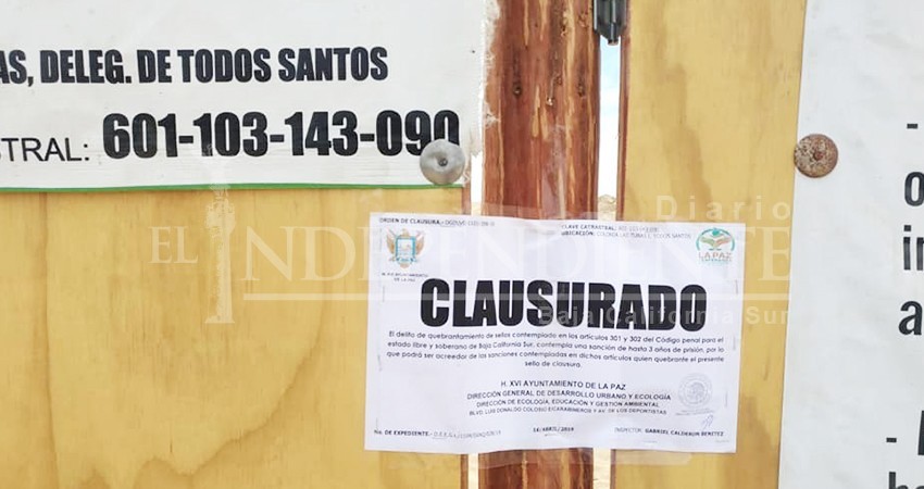 Clausura Ayuntamiento de La Paz construcción sobre una duna de Todos Santos