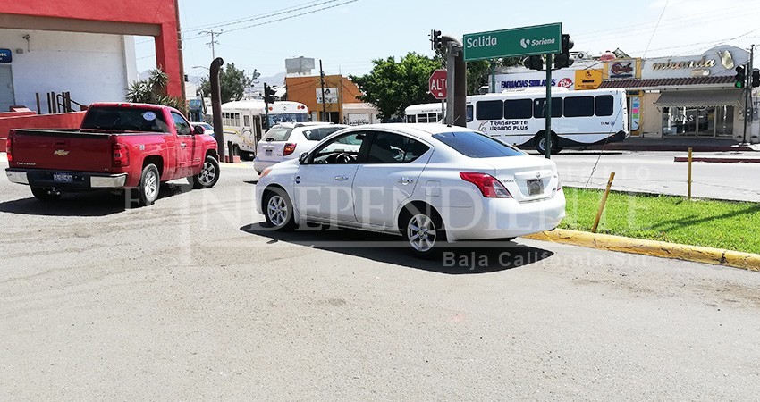 Aparecen taxis piratas en centro comercial de Cabo San Lucas