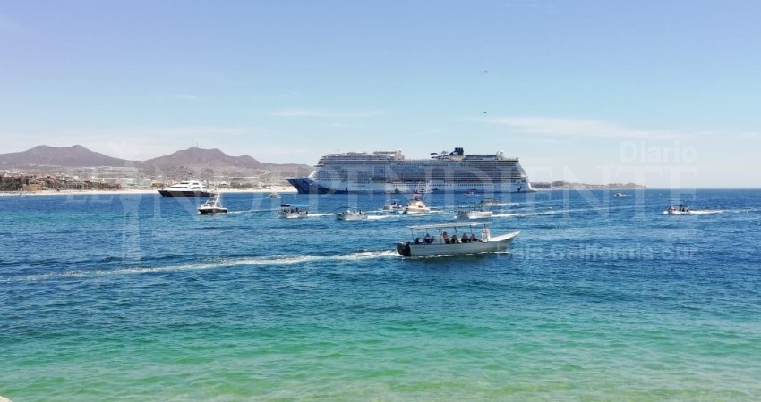 Enormes y lujosos embarcaciones visitan la bahía de CSL durante Semana Santa