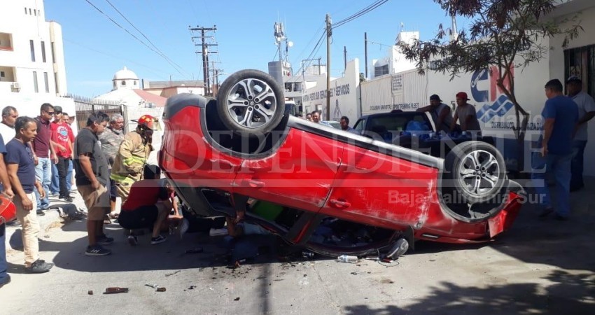 Carambola y volcadura en Cabo San Lucas; Tres personas heridas