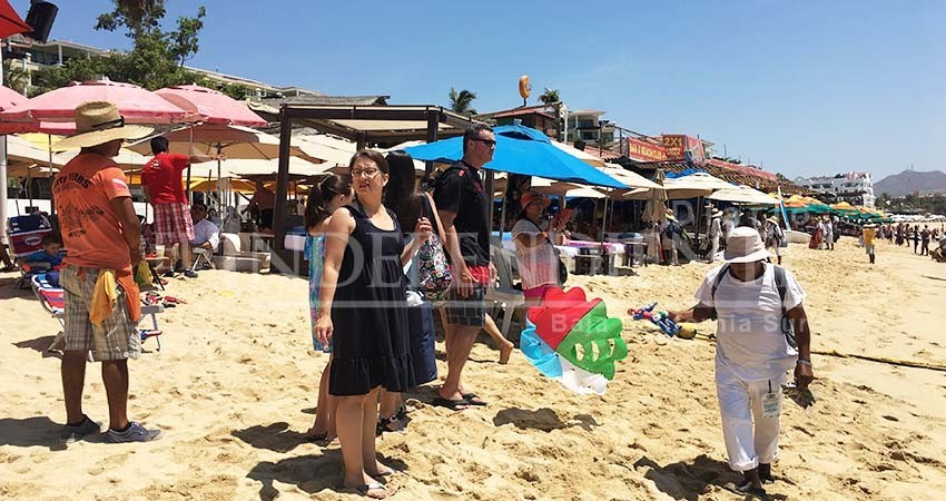 Incontrolable presencia de ambulantes en El Médano