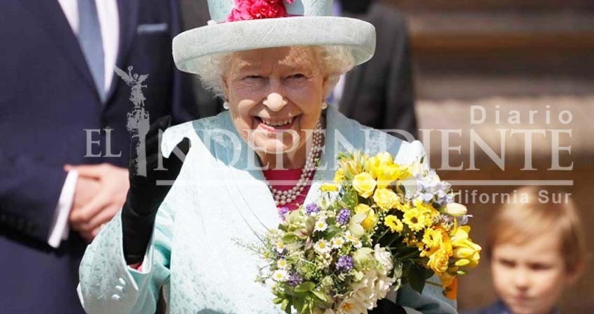 Isabel II celebra cumpleaños 93 con misa en Windsor