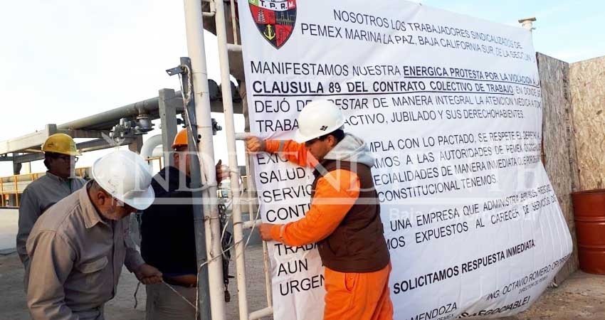 Sindicalizados de Pemex reclaman con pancartas su servicio médico