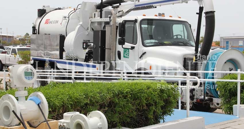 Recibe el OOMSAPAS La Paz, 55 macromedidores y un camión para desazolve