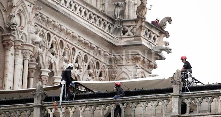 Colocan 'paraguas' gigante en catedral de Notre Dame