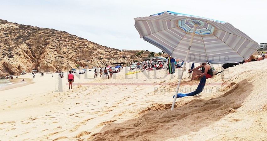 Reconoce Zofemat que particulares sí rentan sombrillas en playa Santa María