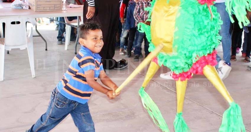 Ayuntamiento festeja a los niños y madres de familia en localidades de La Paz