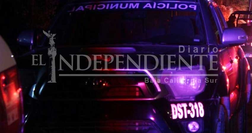 Hallan a hombre muerto sobre una banqueta