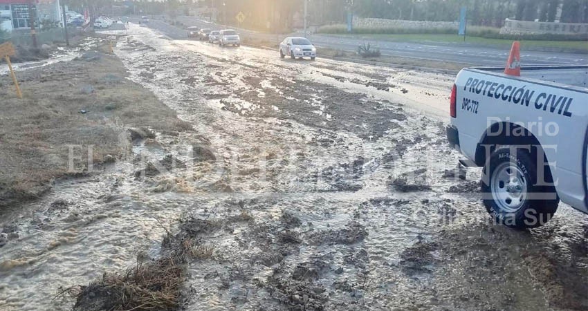 Colapsa tubería de agua en el corredor turístico de Los Cabos