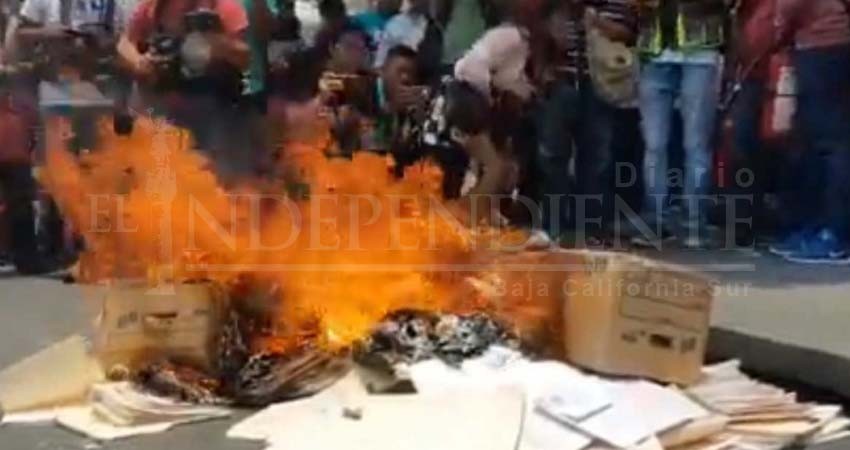 Maestros realizan desmanes en el Congreso de Guerrero