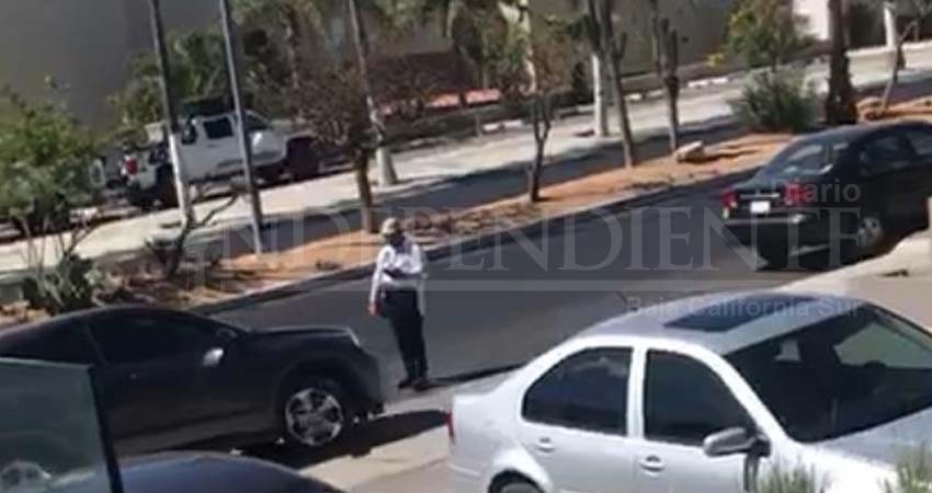 Unidad de Transporte Municipal, bloquea a vehículo Uber con turistas a bordo