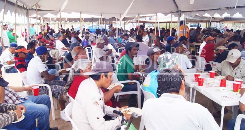 Birria, cerveza, música y baile para festejar a los albañiles en su día