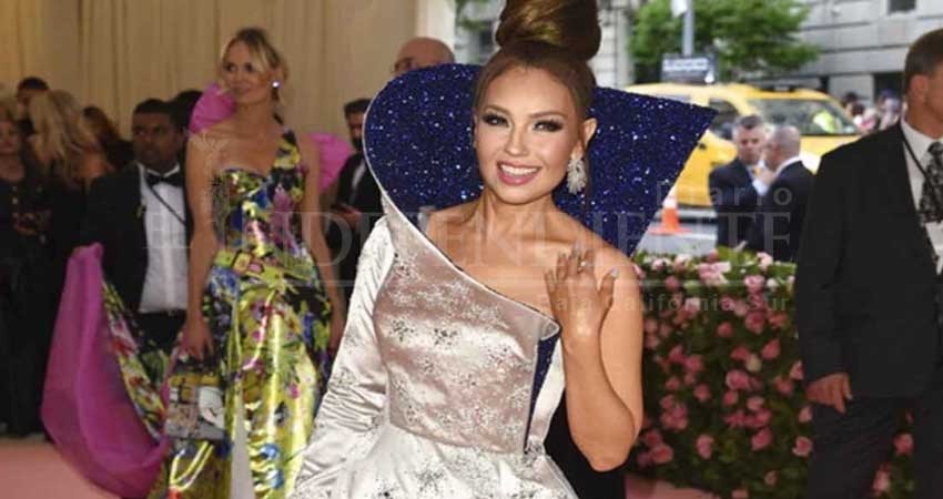 Con todo y 'cartulina con diamantina' Thalia triunfa en el Met