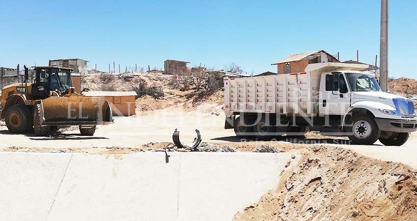 Patrullas, ambulancias, policías armados y maquinaria… para limpiar arroyo en Chulavista