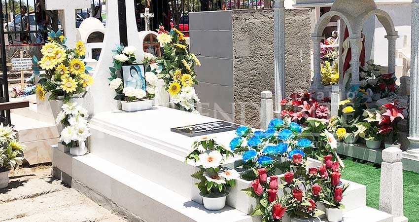 Nostalgia y celebración… un 10 de mayo en panteones de La Paz