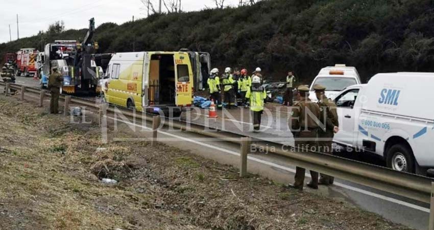 Autobús de pasajeros vuelca en Chile; al menos 6 muertos