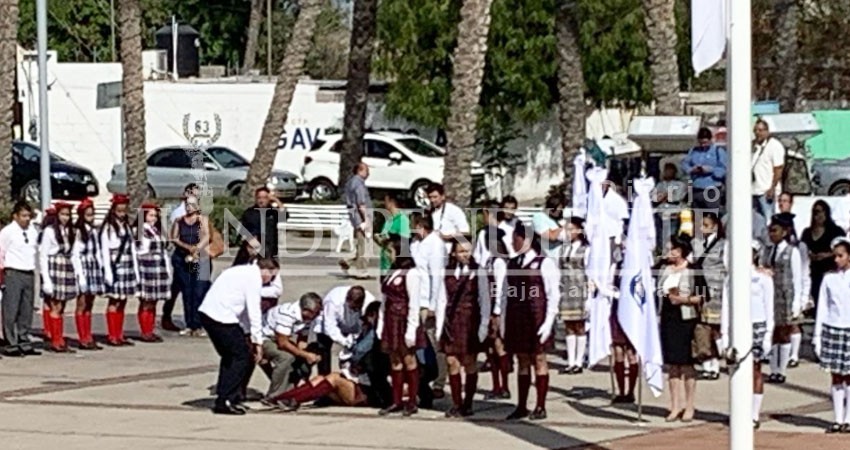 Se desmayan 11 jóvenes en pleno abanderamiento de escuelas en palacio de gobierno