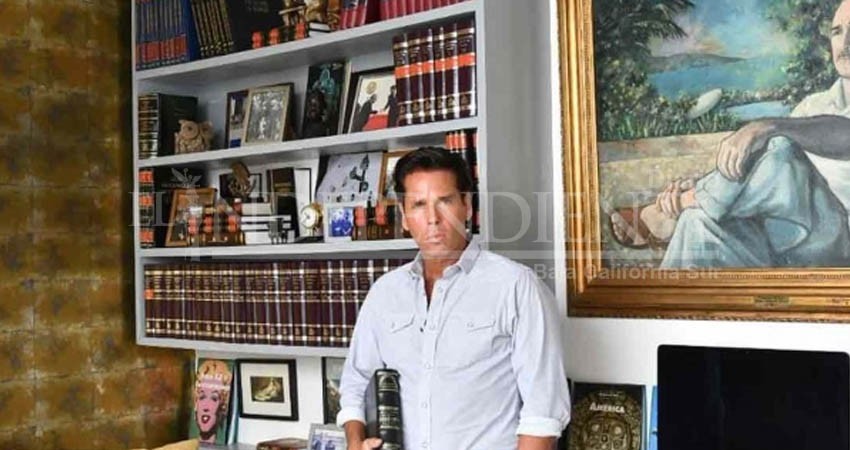 Palazuelos presume su biblioteca y en redes se burlan