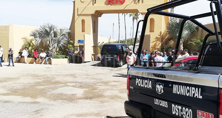 Tremendo zafarrancho armaron taxistas frente a Riu de CSL; van contra Uber