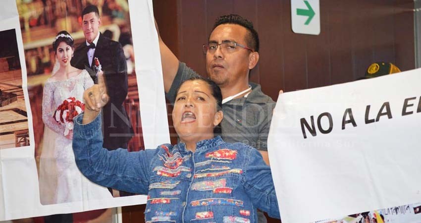 ¡No queremos sexo anal!... manifestantes revientan sesión de Congreso con mantas explicitas sobre sexo y abortos