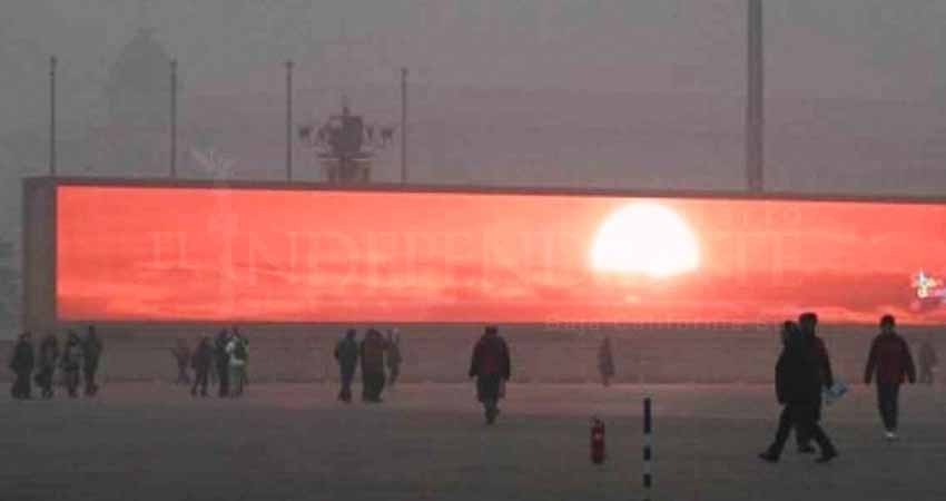 China emite en pantallas el amanecer en medio de la contaminación