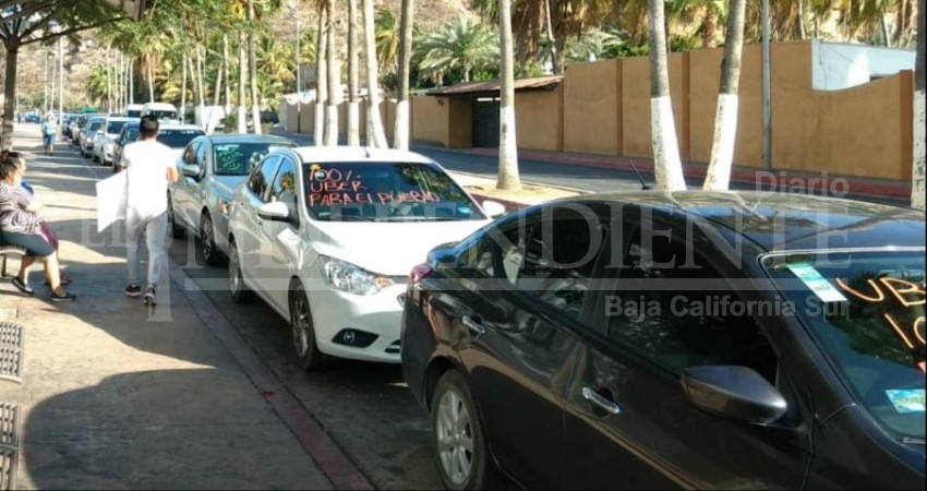 Marchan conductores Uber de Los Cabos; piden respeto a su trabajo
